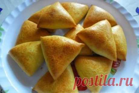 САМСА НА КЕФИРНОМ ТЕСТЕ С КУРИНЫМ МЯСОМ И КАРТОШКОЙ 

С таким тестом самса получается мягкой, а начинка сочной. Чаще всего её делают из слоёного теста. Но попробуйте приготовить такие пирожки из теста на кефире и поймёте, как это вкусно! Тесто получается мягкое, пышное и сдобное.

Для теста: 
2 яйца; 
1 стакан кефира (250 мл); 
1 чайная ложка соли; 
3 столовые ложки подсолнечного масла; 
щепотка соды; 
щепотка лимонной кислоты; 
3,5—4 стакана муки; 
яйцо для смазывания вер...
