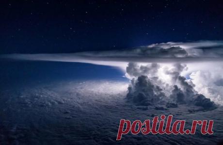 Шторм над Тихим океаном с высоты 37 тысяч футов На фото не компьютерная графика, а реальное фото пилота эквадорской авиакомпании Equador Airlines, пролетавшего над Тихим океаном и заставшего эту величественную и захватывающую картину проявления силы природы в ночном небе.