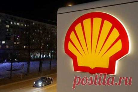 Крупнейшая нефтегазовая компания ослабит борьбу с глобальной проблемой. Shell намерена замедлить темпы сокращения эмиссии CO2. Об отказе крупнейшей нефтегазовой компании от прежних климатических целей пишет The Guardian. Shell в своем новом плане по уменьшению выбросов от нефтедобычи к 2030-му снизила планку с 20 до 15 процентов. Целей по снижению эмиссии от газодобычи не поставлено вовсе.