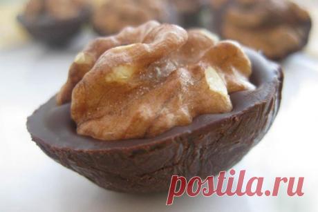 Шоколадные конфеты Грецкий орешек

Предлагаю вашему вниманию очень простой рецепт шоколадных конфет. Изюминка этих конфет в их оформлении, над которым я думала не одну неделю. Сама идея появилась давно, а как воплотить её в жизнь, не знала. Пришлось методом проб и ошибок самой придумывать и делать форму для этих конфет.