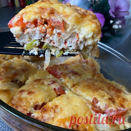 Готовим дома. Мясо по-французски. 
 
Ингредиенты: 
-Филе куриное (можно взять любое мясо) 500 гр 
-кабачок 
-помидоры 
-лук 
-специи (по вкусу) 
 
Для соуса: 
-сыр (сколько совесть позволит) 
-сметана 
-1 яйцо 
 
Приготовление: 
Филе отбиваем и посыпаем специями) 
Кабачок, лук и помидоры режем колечками) 
На дно формы выкладываем кабачок, вторым слоем 
филе) 
Дальше лук и помидоры) 
 
Для соуса все соединяем и промазываем) 
Накрываем фольгой, выпекаем при 180-200 гр 35-4...