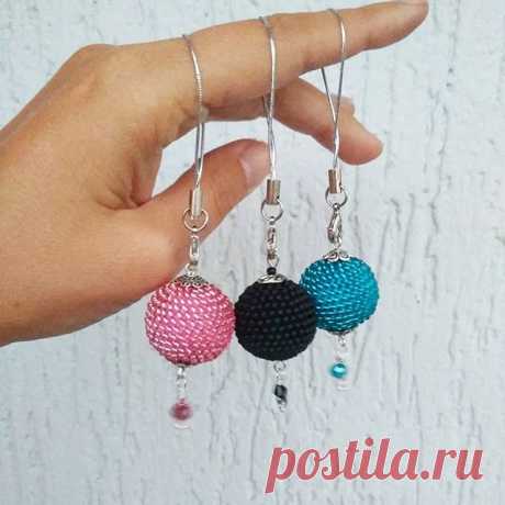 Маленькие безделушки между делом 😎 БРЕЛКИ
Я их использую для флэшек, флешки сейчас маленькие и в сумке теряются, а с брелочком шариком нет.
~~~ На фото брелки проданы~~~🤗
цена брелочка 150 ₽
Шарик может быть с рисунком 😘
▪️Новый тег в моей навигации  #sbb_брелок ▪️▪️▪️▪️▪️▪️
. 
#Брелок #брелки #Брелочки #брелокручнойработы #бисер #ilovebeads #crochet #crochetjewelry #явяжу #вяжукрючком #мило #милота😍 #безделушки #брошьизбисера
