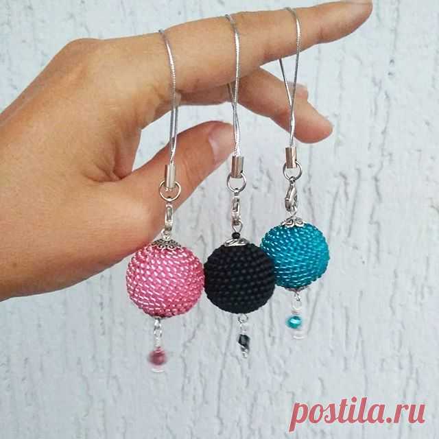 Маленькие безделушки между делом 😎 БРЕЛКИ
Я их использую для флэшек, флешки сейчас маленькие и в сумке теряются, а с брелочком шариком нет.
~~~ На фото брелки проданы~~~🤗
цена брелочка 150 ₽
Шарик может быть с рисунком 😘
▪️Новый тег в моей навигации  #sbb_брелок ▪️▪️▪️▪️▪️▪️
. 
#Брелок #брелки #Брелочки #брелокручнойработы #бисер #ilovebeads #crochet #crochetjewelry #явяжу #вяжукрючком #мило #милота😍 #безделушки #брошьизбисера