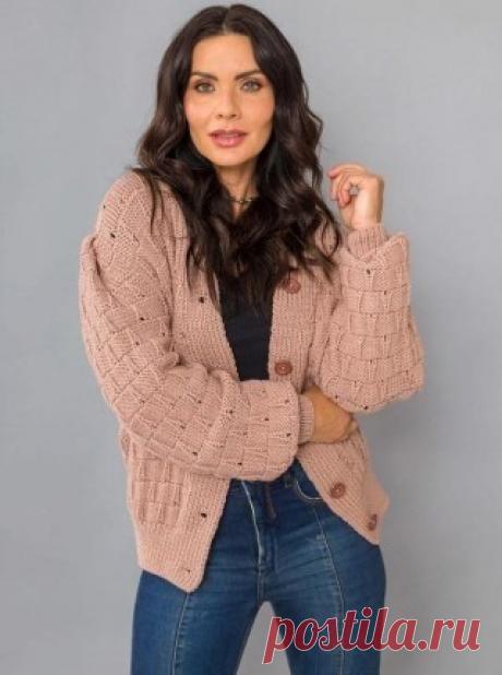 Кардиган фантазийным узором спицами