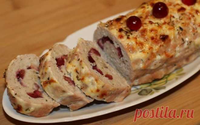 ​Мясной рулет с клюквой Ингредиенты:Фарш свиной — 500 гКлюква — 100 г Молоко — 70 мл Хлеб — 50 г Лук репчатый — 1 шт. Прованские травы — по вкусу Перец — по вкусу Соль — по вкусу Сметана — по вкусу Сахар — 1 ч....