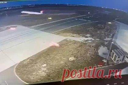 Взлет пробившего дыру в фюзеляже самолета попал на видео. Пассажирский самолет столкнулся с фонарями на взлетно-посадочной полосе (ВПП) во время набора высоты. Его взлет попал на видео. На опубликованных кадрах видно, что пробивший дыру в фюзеляже лайнер выпустил клубы пыли. Тем не менее сообщалось, что пилоты не заметили этого и продолжали подниматься в воздух еще 20 минут.