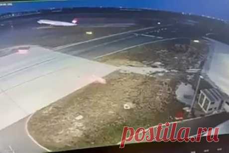 Взлет пробившего дыру в фюзеляже самолета попал на видео. Пассажирский самолет столкнулся с фонарями на взлетно-посадочной полосе (ВПП) во время набора высоты. Его взлет попал на видео. На опубликованных кадрах видно, что пробивший дыру в фюзеляже лайнер выпустил клубы пыли. Тем не менее сообщалось, что пилоты не заметили этого и продолжали подниматься в воздух еще 20 минут.
