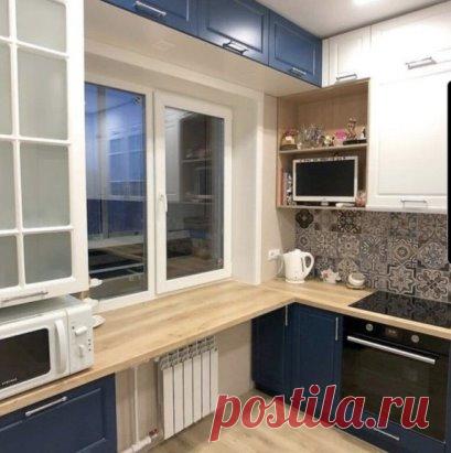 Наша немного не стандартная кухня. Подоконник получился очень удобным, я даже не ожидала, идея была мужа, настоял на своем! Антресольки над окном тоже оказалось отличным решением для моих 6.5(кв.м)
