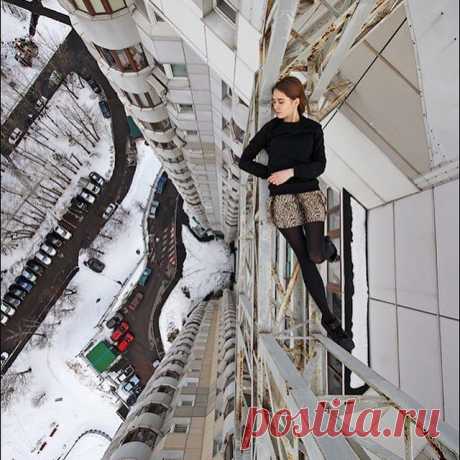 ). #skillswear #roof #rooftop #roof #moscow #moscowcity #city #urbanlife #urban #girl