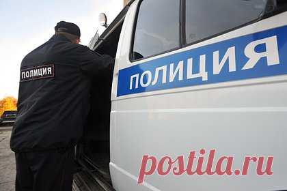 В Москве задержали трех молодых людей за уличный разбой. В Москве полицейские задержали трех молодых людей в возрасте от 19 до 22 лет за уличный разбой. Ночью фигуранты на Уральской улице попросили у прохожего телефон, чтобы позвонить. Когда они получили смартфон, один из товарищей ударил незнакомца рукой по голове и толкнул на землю. Остальные стали бить лежащего ногам.