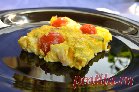 Омлет с помидорами и сыром в духовке
Красивый и очень вкусный запеченный в духовке омлет с зеленым луком, помидорками черри и сыром.