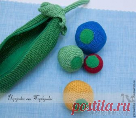 Вяжем развивающую игрушку "Горошек" Сложность: ниже средней
Время работы: 6 часов Материалы: нитки ирис , крючки, синтепон, пластиковый контейнер, пластиковые бусины, биссер, бубенцы, молния, липучка, шуршалка, пакет
Со слов автора. Пре...