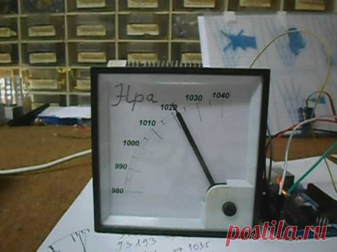 Стрелочный барометр с датчиком BMP280 Стрелочный барометр автора Arduino Project Hub под ником Mirko Pavleski получает данные от датчика BMP280, обрабатывает их при помощи Arduino Uno, а результат измерения выводит на микроамперметр с переделанной шкалой. Лицензия - GPL версии 3 или больше по вашему выбору. На приведённой далее схеме