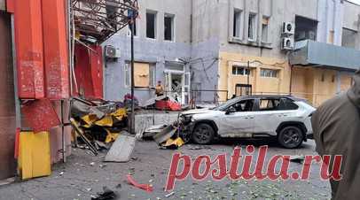 «Погиб от подлого удара противника»: глава совета депутатов Новой Каховки Леонтьев умер после атаки украинского БПЛА. Председатель совета депутатов Новой Каховки Владимир Леонтьев умер в больнице после ранений, полученных утром в результате удара украинского БПЛА. В пресс-службе администрации региона сообщили, что ему не хватило всего полутора метров, чтобы скрыться в убежище. По словам губернатора Херсонской области Владимира Сальдо, удар ВСУ пришёлся по зданию совета городского округа. В…