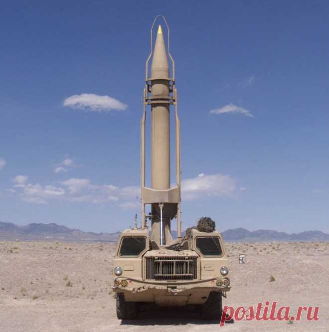 Советская жидкостная баллистическая ракета Р-17, или SS-1c Scud B по классификации НАТО с пусковой установкой   9П117 на четырёхосном самоходном шасси МАЗ-543П