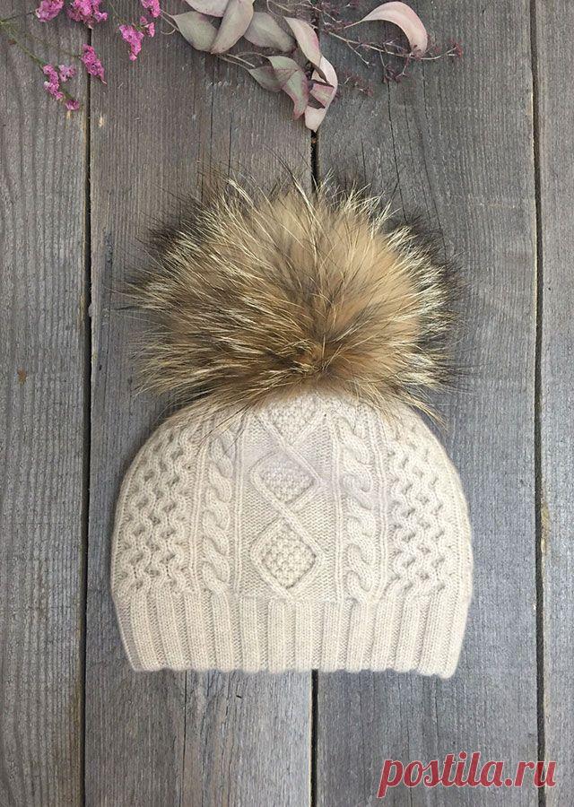 Шапка зимняя с хлопковой подкладкой и утеплителем. Помпон из натурального меха финской лисицы премиум качества размер XXL. Идеально защитит от холода при этом мягкая пряжа не раздражает кожу, а хлопковая подкладка и современный дышащий утеплитель не дадут голове вспотеть. Посадка на голове прекрасно закрывает все уязвимые к холоду места - лоб, уши, шею.