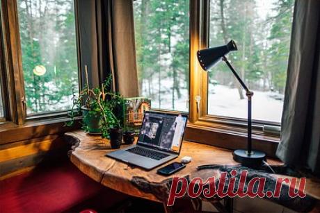 Дизайнер назвала секреты организации идеального домашнего рабочего места. Дизайнер Юлия Голуб рассказала, как правильно организовать домашнее рабочее место, чтобы повысить продуктивность и не навредить здоровью. Она отметила, что в этом процессе решающую роль играют эргономичная мебель, особенно стол с регулировкой высоты, а также система хранения рабочих принадлежностей.