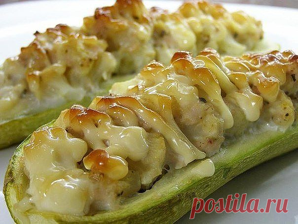 Фаршированные кабачки! Вкуснятина!  
 
5-6 кабачков разрезать пополам, очистить середину и закинуть на 8 минут в кипящую воду. Слишком долго не варить, так как будет запекаться ещё в духовке. Далее на сковороде обжарить лук на оливковом масле. Добавить 1 ст.л.томатной пасты. Добавить 300-400гр. мясного фарша, посолить и поперчить. Жарить до готовности. Кладем кабачки в форму для выпечки.  
Как только фарш приготовится, заполняем им кабачки. Готовим соус Бешамель. Для этого...