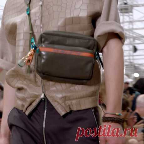 Публикация Louis Vuitton Official в Instagram • Июн 26 2017 в 4:09 UTC 42.9 тыс. отметок «Нравится», 187 комментариев — Louis Vuitton Official (@louisvuitton) в Instagram: «Garments symbolizing the Maison's love of travel. Watch the #LouisVuitton #LVMenSS18 Fashion Show…»