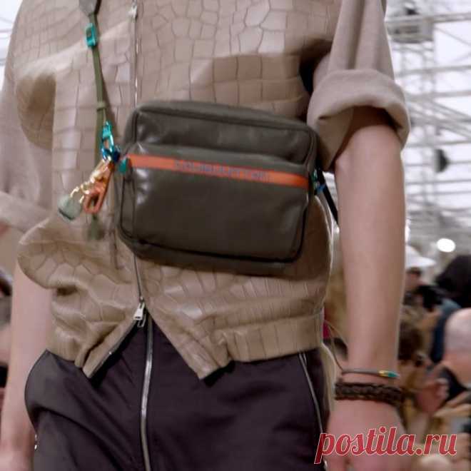 Публикация Louis Vuitton Official в Instagram • Июн 26 2017 в 4:09 UTC 42.9 тыс. отметок «Нравится», 187 комментариев — Louis Vuitton Official (@louisvuitton) в Instagram: «Garments symbolizing the Maison's love of travel. Watch the #LouisVuitton #LVMenSS18 Fashion Show…»