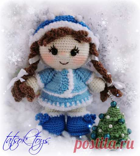 PDF Пупс малышка в костюме Снегурочки крючком. FREE crochet pattern; Аmigurumi doll patterns. Амигуруми схемы и описания на русском. Вязаные игрушки и поделки своими руками #amimore - снегурочка, Новый год, кукла, пупс, doll puppet, muñeca boneca, poupée, puppe, panenka, bebek, lalka. Amigurumi doll pattern free; amigurumi patterns; amigurumi crochet; amigurumi crochet patterns; amigurumi patterns free; amigurumi today.