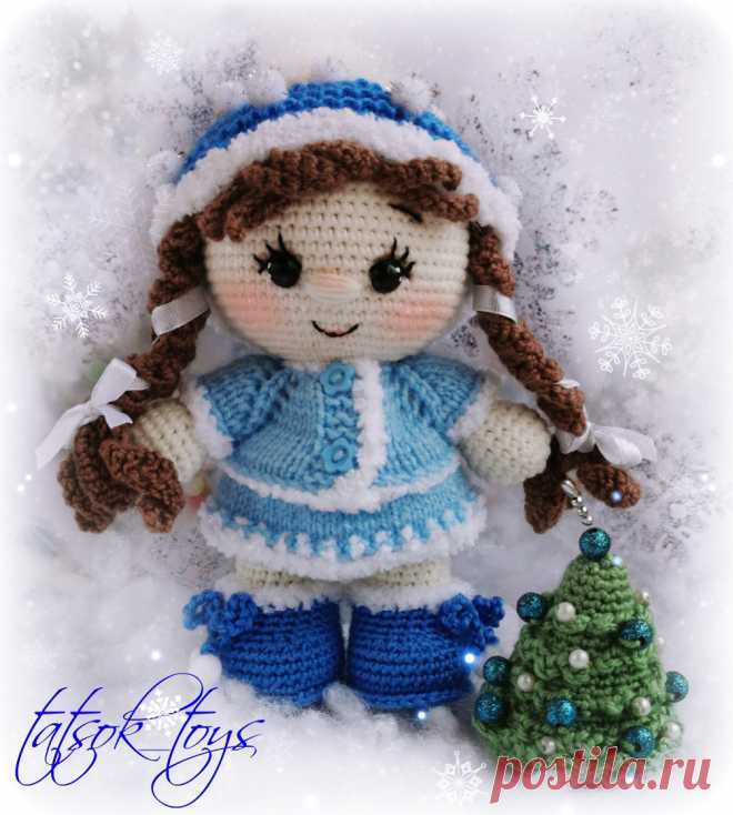PDF Пупс малышка в костюме Снегурочки крючком. FREE crochet pattern; Аmigurumi doll patterns. Амигуруми схемы и описания на русском. Вязаные игрушки и поделки своими руками #amimore - снегурочка, Новый год, кукла, пупс, doll puppet, muñeca boneca, poupée, puppe, panenka, bebek, lalka. Amigurumi doll pattern free; amigurumi patterns; amigurumi crochet; amigurumi crochet patterns; amigurumi patterns free; amigurumi today.