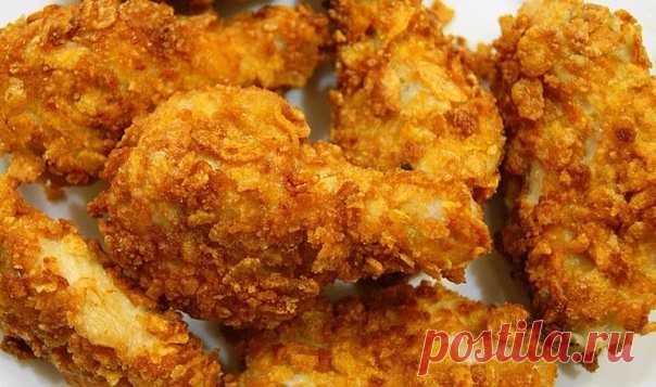 Крылышки а-ля KFC 
 
Ингредиенты: 
 
 крылышки 
 масло растительное 
 паприка 
 чеснок 
 соль 
 кукурузные хлопья 
 
Приготовление: 
 
Берем десяток крылышек, осматриваем на наличие перышек, ну и в кастрюльку. Чуть присаливаем воду и на огонь. До кипения довели, пену сняли и убирайте быстренько с огня. Пусть остывают в бульоне. Скажу по секрету, самая вкусная курица делается именно так. Закипела и в сторону, остывать. Попробуйте, не пожалеете. Ну если совсем боитесь, то да...