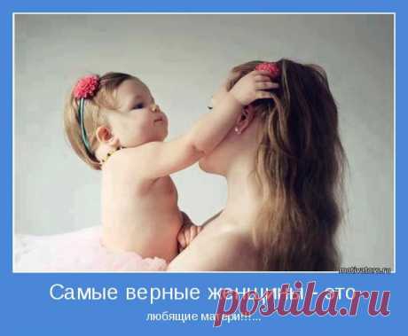 День со счастья начинается, 
Счастье встало раньше всех! 
Счастье маме улыбается, 
Развернув улыбку в смех. 

Счастье по полу зашлёпало, 
Босиком и без штанов, 
Моё счастье голопопое, 
Несмышленое оно, 

Шабутное и несмирное, 
Тут – ломает, там – крушит, 
Над губой – усы кефирные…
Вот оно ко мне бежит!