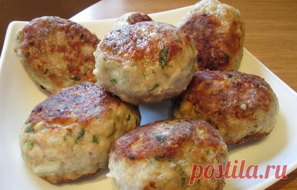СЕКРЕТЫ самых вкусных котлет (моя семья их обожает)

Понадобится:
1-1,5 кг фарша (у меня свинина+говядина)
3-4 средних картошины ( сырые )
3-4 луковицы
1 булочка (или белый хлеб)
1 яйцо
молоко
соль , перец , горчица , растит. масло

Приготовление:

Картофель и лук измельчить в блендере (можно пропустить через мясорубку). Булочку (хлеб) разломать на кусочки и замочить в молоке , чтобы они полностью были им покрыты . Дать хлебу набухнуть , впитать в себя жидкость .

Не отжим...