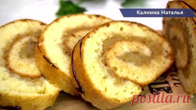 Натираю яблоки на терке, заливаю тестом и получаю вкуснейший рулет к чаю, трачу на все минут 20