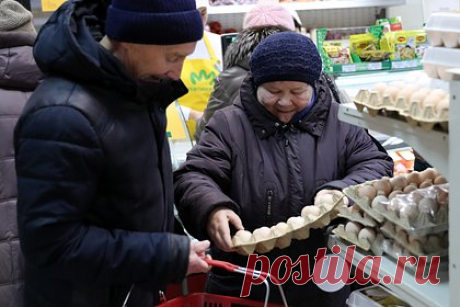 В России запретили упаковки по девять яиц. В России скорректировали ГОСТы в отношении объемов фасовки социально значимых продуктов. Таким образом, производители больше не смогут продавать яйца в упаковках по девять штук или молоко объемом от 920 до 985 миллилитров. Об этом сообщили в пресс-службе Генпрокуратуры.