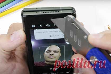 Самый дорогой смартфон Samsung проверили на прочность. Корпус и экран флагмана Samsung Galaxy Z Fold3 являются крайне восприимчивыми к царапинам. Дисплей смартфона закрыт пластиковой защитной пленкой, которая собирает царапины даже от контакта с материалом минимальной твердости. Также блогер попытался вывернуть смартфон наизнанку и сломать его, но ему это не удалось.