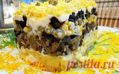 Салат "Фантазия" 
http://povar.ru/recipes/salat_fantaziya-9725.html

Салат "Фантазия" - пошаговый кулинарный рецепт на Повар.ру
Салат "Фантазия" - довольно оригинальный во вкусовом плане салат, поскольку простой рецепт салата "Фантазия" подразумевает использование ингредиентов, которые видеть в салате весьма непривычно.