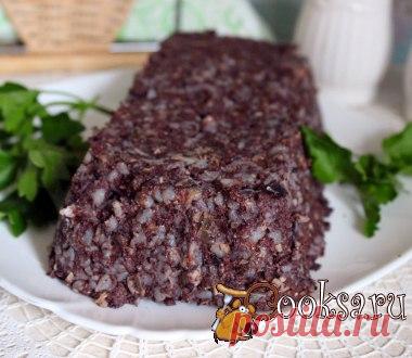 Кашанка с гречкой Хочу предложить вам попробовать приготовить довольно необычную, несколько брутальную холодную закуску из свиной крови и гречневой крупы- кашанку с гречкой. Это блюдо очень похоже по вкусу на кровяную колбасу и если вы ее любите, то и оно вам придется по вкусу. Готовится кашанка довольно просто, она очень сытная и скорее всего, больше понравится мужчинам. Крупа гречневая (варочные пакетики) — 2 шт; Кровь свиная — 450 г; Лук репчатый (крупная луковица) — 1 шт; Сало свежее — 250…