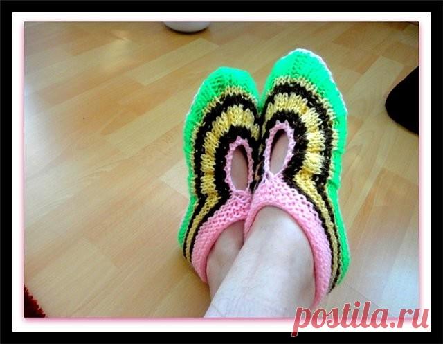 Замечательные, очень удобные домашние тапочки, связанные спицами
