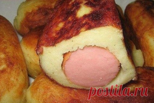 Сосиски в картошке

Ингредиенты:

4 средних, отваренных в мундире картофелины;
3 сосиски;
2 яйца;
3-4 ст. л. муки (и немного муки для панировки);
1-2 зубчика чеснока;
растительное масло (для жарки);
соль, чёрный свежесмолотый перец - по вкусу.

Приготовление:

Готовим картофельное тесто для сосиски. Картофель очистить, натереть на тёрке. Добавить яйца, соль, перец, тщательно перемешать. Добавить муку, перемешать. Картофельное 