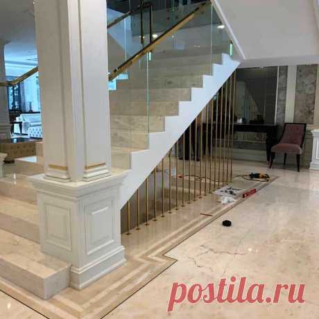 Стеклянные перила с фрезеровкой и подсветкой
