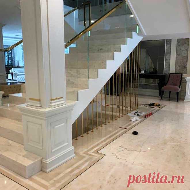Стеклянные перила с фрезеровкой и подсветкой