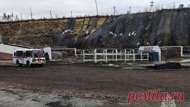 В Якутии мужчина погиб в шахте при обрушении породы. В Якутии мужчина погиб при обрушении шахты "Восточная Денисовская" в Нерюнгринском районе. Об этом сообщило МЧС в своем Telegram-канале. "Тело горнорабочего извлекли сотрудники Военизированной горноспасательной части МЧС ...