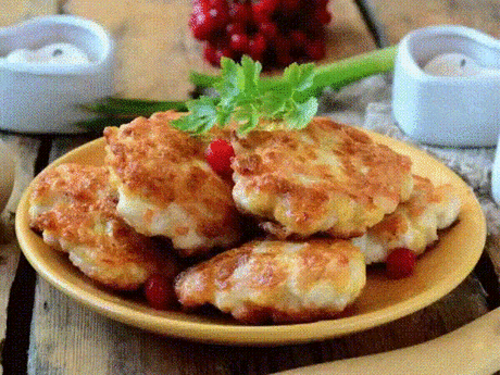 Шницели с сыром
Ингредиенты: 
Куриная грудка — 1 шт. 
Сыр твердый — 150 г 
Яйцо — 1 шт. 
Мука — 3 ст. л. 
Соль — по вкусу 
Перец — по вкусу 
Приготовление: 
1. Подготовьте все необходимые ингредиенты. Куриную грудку разморозьте, если она была заморожена. 
2. Сыр натрите на крупной терке. Он придаст шницелям нежность и сочность. 
3. Курицу порежьте мелко. 
4. Смешайте курицу с сыром, добавьте яйцо, муку, соль и перец. Хорошенько перемешайте массу. 
5. Из полученного фарша сформируйте котлетки, вы