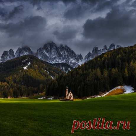 Долина Валь-ди-Фунес. Доломитовые Альпы, Италия. Фотограф – Антон Шваин: nat-geo.ru/community/user/121362/