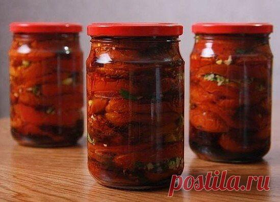 ПОМИДОРЫ ПО-КОРЕЙСКИ НА ЗИМУ

Ингредиенты:
Спелые (не перезрелые) помидоры — 2 кг.
Морковь — 4 шт.
Болгарский перец (цветной) — 5 шт.
Столовый уксус (9%) — 100 мл.
Растительное масло — 100 мл.
Чеснок — 5 зубчиков
Молотый перец чили — 1 ст.л.
Соль — 2 ст.л.
Сахарный песок — 100 гр.
Свежая зелень петрушки, укропа, кинзы — по вкусу

Приготовление:
1. Подготовить овощи: помыть, почистить. Морковь, болгарский перец и чеснок измельчить с помощью блендера или пропустить через мяс...