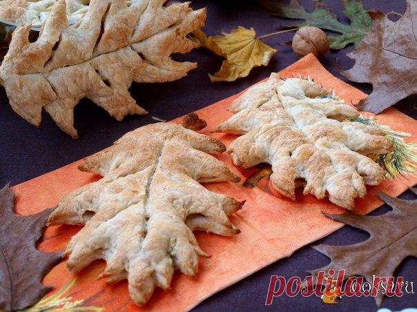 Слойки с айвой и грецкими орехами Вот и наступила осень и уже хочется не холодных компотиков и напитков, а чашечку горячего чая или кофе. Попробуйте замечательные слойки с айвой и грецкими орехами, которые выпекаются из готового слоёного теста. Слойки можно сделать прямоугольными, это быстро и просто, а можно пофантазировать и приготовить в виде осенних листочков.