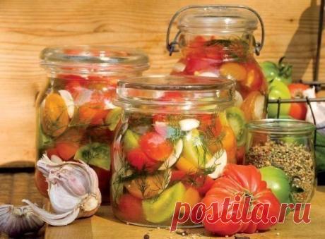 10 заготовок на зиму

1. Салат «Чехарда»

Продукты:Укладывать по слоям в казан или большую кастрюлю.
На дно налить 2 стакана растительного масла.

· 1кг лука репчатого, порезать кольцами.
· 1кг помидор , целыми, обрезать «попки».
· 1кг сладкого перца, удалить семена, целыми,
· 1кг баклажан, убрать хвостики, целыми, лучше брать по мельче.
· 1кгморкови, тертой на крупной терке.

Сверху на эту красоту рассыпать 2 ст.ложки соли и 2 ст.ложки сахара, вложить чеснок 4-5 зубчиков,...