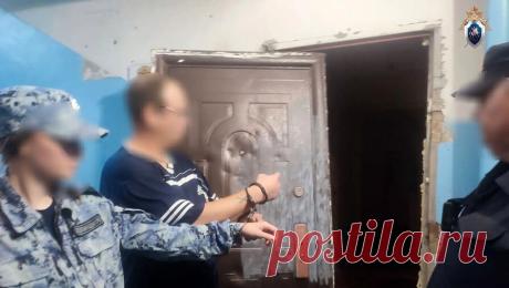 Россиянин забил табуретом соседа из-за потерянных ключей. Житель Челябинской области поссорился с соседом-пенсионером и жестоко избил его, спасти пострадавшего не удалось. Об этом сообщает СУ СК РФ региона. В правоохранительные органы обратилась местная жительница, женщина заявила о пропаже ...