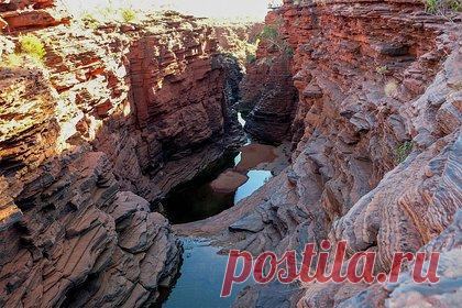 Туристка упала со скалы и провела несколько часов на дне ущелья. Туристка упала со скалы и провела несколько часов на дне ущелья, дожидаясь спасателей. Инцидент произошел в национальном парке Кариджини в Западной Австралии. Путешественница поскользнулась и свалилась вниз около двух часов дня, получив легкие травмы, однако не могла выбраться сама.