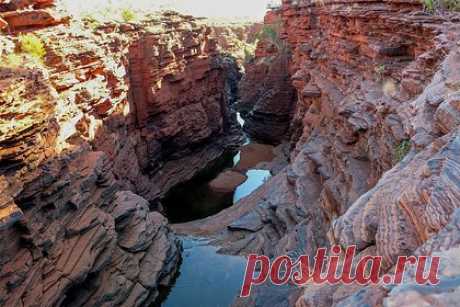 Туристка упала со скалы и провела несколько часов на дне ущелья. Туристка упала со скалы и провела несколько часов на дне ущелья, дожидаясь спасателей. Инцидент произошел в национальном парке Кариджини в Западной Австралии. Путешественница поскользнулась и свалилась вниз около двух часов дня, получив легкие травмы, однако не могла выбраться сама.