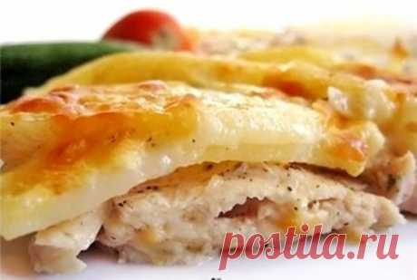 КАРТОШКА ПО-ЦАРСКИ Ингредиенты:   филе курицы - 500 г  картофель - 3 -4  шт  майонез  сыр  соль, перец