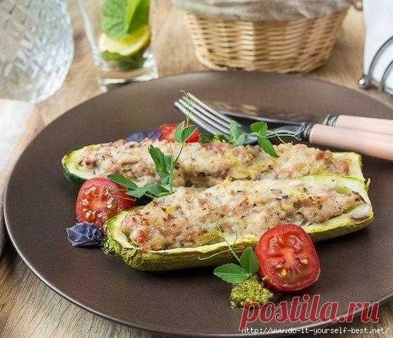 КАБАЧКИ, ФАРШИРОВАННЫЕ КУРИЦЕЙ.