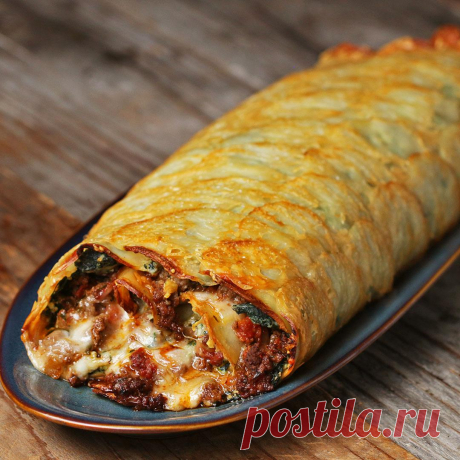 Рулет из картофеля
Ингредиенты:
картофель - 6шт.
сыр пармезан - 220 г
соль - 3 ч.л.
растительное масло - 4 ст.л.
лук - 1шт.
мясной фарш - 455 г
помидоров в собственном соку - 1 бан. (410 г)
петрушка - 1 пучок
паприка - 1 ч.л. (2 г)
перец черный - 0,5 ч.л.
чеснок - 2 зубчика 
сыр рикотта - 250г
сыр моцарелла - 100г
шпинат - 240г